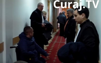 Un barbat, judecat pentru ca ar fi batut doi politisti cu un deget si le-ar fi deteriorat masina: "eu m-am dus sa scriu plangere pe ei, iar ei au facut invers" - VIDEO Un barbat, judecat pentru ca ar fi batut doi politisti cu un deget si le-ar fi deteriorat masina: "eu m-am dus sa scriu plangere pe ei, iar ei au facut invers" - VIDEO