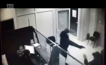 Inca un suspect a fost retinut in cazul jafului armat de la filiala unei banci din Straseni: martorii au facut depozitii Inca un suspect a fost retinut in cazul jafului armat de la filiala unei banci din Straseni: martorii au facut depozitii