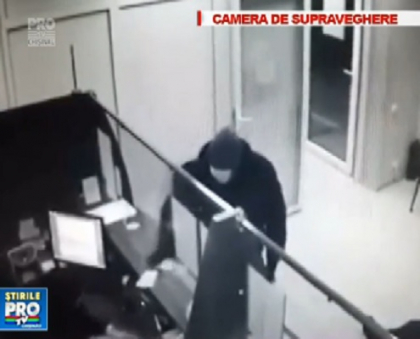 Un tanar de 23 de ani a fost retinut in cazul atacului armat de la Straseni. Politia a facut perchezitii acasa la el. Individul retinut sambata va fi eliberat Un tanar de 23 de ani a fost retinut in cazul atacului armat de la Straseni. Politia a facut perchezitii acasa la el. Individul retinut sambata va fi eliberat