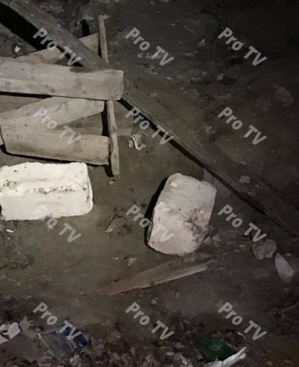 Primele imagini din interiorul cladirii, acolo unde ar fi fost gasit trupul neinsufletit al minorei de 14 ani, data disparuta de vineri - FOTO/VIDEO Primele imagini din interiorul cladirii, acolo unde ar fi fost gasit trupul neinsufletit al minorei de 14 ani, data disparuta de vineri - FOTO/VIDEO