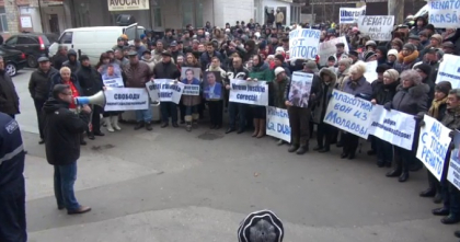 LIVE VIDEO. Zeci de oameni protesteaza in fata judecatoriei Rascani in sustinerea lui Usatii. Astazi se examineaza cererea privind redeschiderea dosarului penal pe numele liderului PN