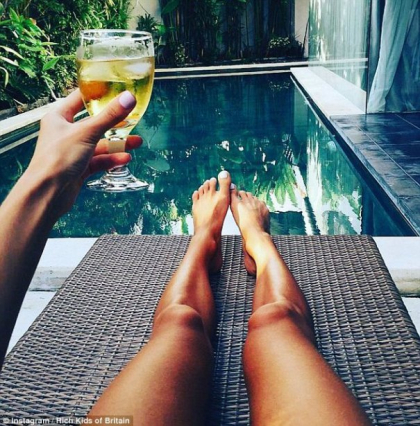 Saracii copii bogati. Masini, vile, piscine, afisate pe conturi de Instagram. Cum decurge viata unor pusti de bani gata - Fotografii impresionante Saracii copii bogati. Masini, vile, piscine, afisate pe conturi de Instagram. Cum decurge viata unor pusti de bani gata - Fotografii impresionante