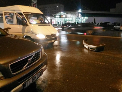 Accident cu implicarea unui microbuz de ruta pe o strada din capitala - FOTO Accident cu implicarea unui microbuz de ruta pe o strada din capitala - FOTO