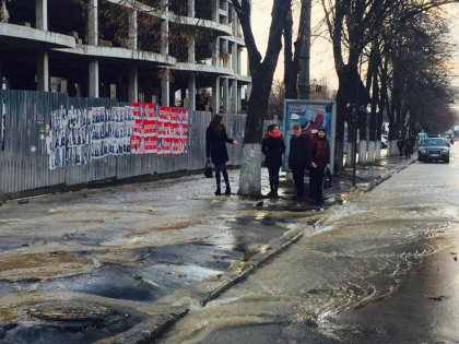 Cum arata o strada din capitala dupa ce o teava s-a spart -  Este incredibil cata apa s-a adunat - GALERIE FOTO/VIDEO