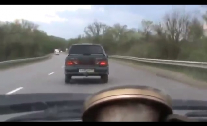 Se razgandeste in ultimul moment. Cum se termina o urmarire de pe strazile Rusiei - VIDEO Se razgandeste in ultimul moment. Cum se termina o urmarire de pe strazile Rusiei - VIDEO