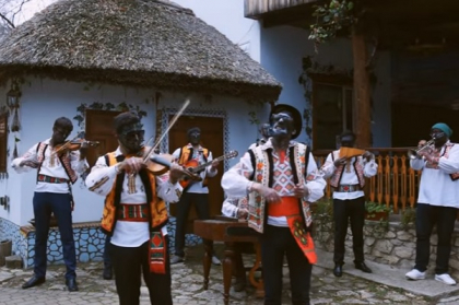 Asta se intampla atunci cand textul baietilor de la Carla\'s Dreams se uneste cu muzica maestrului Nicolae Sulac. Cum suna "Eroina" pe muzica populara - VIDEO Asta se intampla atunci cand textul baietilor de la Carla\'s Dreams se uneste cu muzica maestrului Nicolae Sulac. Cum suna "Eroina" pe muzica populara - VIDEO