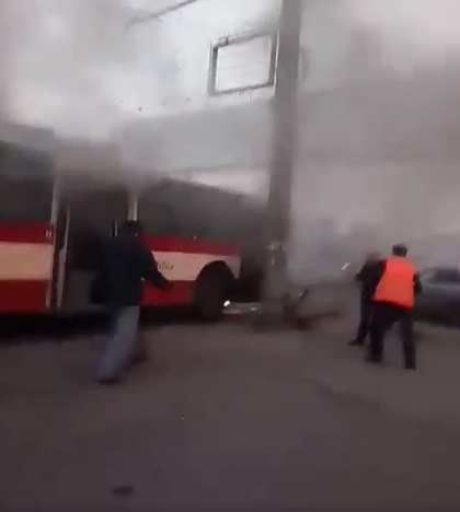 Panica in aceasta dimineata dupa ce un troleibuz a luat foc din mers. Pompierii s-au deplasat imediat la fata locului Panica in aceasta dimineata dupa ce un troleibuz a luat foc din mers. Pompierii s-au deplasat imediat la fata locului