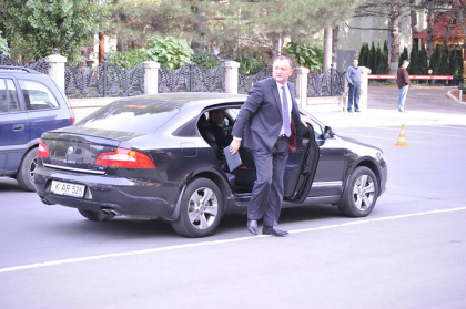 Au venit sa se inchine moastelor? Fosta masina de serviciu a presedintelui ales, Igor Dodon, parcata in apropiere de Catedrala. Ce au facut socialistii cand au observat ca sunt fotografiati - GALERIE FOTO Au venit sa se inchine moastelor? Fosta masina de serviciu a presedintelui ales, Igor Dodon, parcata in apropiere de Catedrala. Ce au facut socialistii cand au observat ca sunt fotografiati - GALERIE FOTO