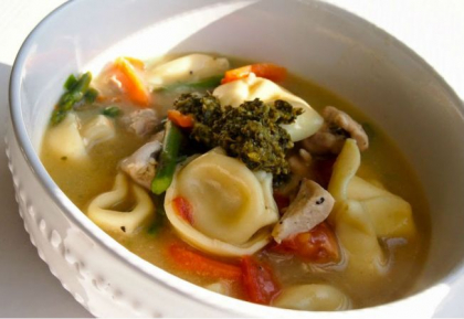 Supa de pui cu tortellini, spanac si sos pesto