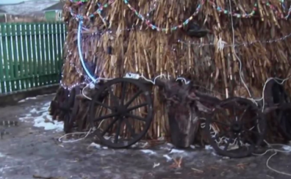 Unii opteaza pentru brazi naturali, iar altii pentru ceva mai putin obisnuit. Un tanar are in curtea casei cel mai original pom de Craciun - VIDEO  