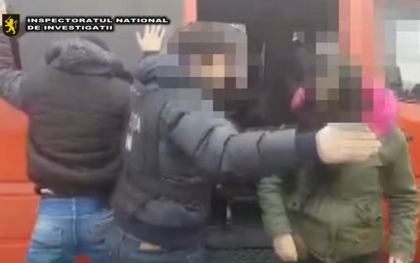 O tanara, racolata pentru a se prostitua in Olanda. Momentul in care doi indivizi sunt retinuti la vama Sculeni in timp ce incercau sa treaca frontiera - VIDEO O tanara, racolata pentru a se prostitua in Olanda. Momentul in care doi indivizi sunt retinuti la vama Sculeni in timp ce incercau sa treaca frontiera - VIDEO