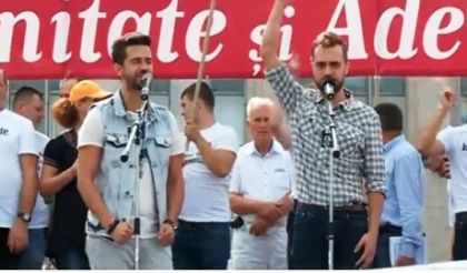 Catalin Josan si Pasha Parfeni ar fi fost exclusi de la Potcoava de Aur: "Se vrea compromiterea celor ce se opun regimului Plahotniuc. E amuzant cum o guvernare mafiota a ajuns sa se teama de un tricou"