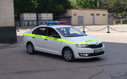 Un cuplu din Ialoveni este cautat de politie, dupa ce mama tinerei s-a plans ca fiica sa ar fi fost rapita. Prietenii fetei spun ca tanarul ar fi bagat-o cu forta in masina Un cuplu din Ialoveni este cautat de politie, dupa ce mama tinerei s-a plans ca fiica sa ar fi fost rapita. Prietenii fetei spun ca tanarul ar fi bagat-o cu forta in masina