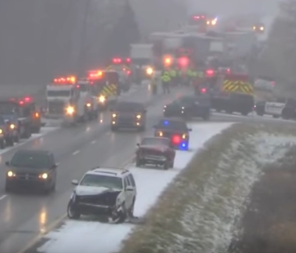 Grav accident in SUA, provocat de ninsoare. Trei oameni au murit intr-un carambol cu 30 de masini - VIDEO Grav accident in SUA, provocat de ninsoare. Trei oameni au murit intr-un carambol cu 30 de masini - VIDEO