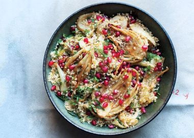 Arata spectaculos si e incredibil de gustoasa: salata cu fenicul, rodie si quinoa Arata spectaculos si e incredibil de gustoasa: salata cu fenicul, rodie si quinoa