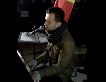 Catalin Josan si Pasha Parfeni si-au facut propriul concert in fata Palatului National dupa ce ar fi fost exclusi de la Potcoava de Aur: zeci de oameni s-au adunat sa-i asculte - VIDEO