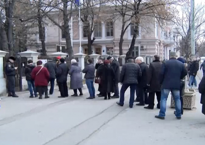 LIVE VIDEO. Zeci de moldoveni cu cetatenie romana au venit la ambasada de la Chisinau sa-si exercite dreptul la vot LIVE VIDEO. Zeci de moldoveni cu cetatenie romana au venit la ambasada de la Chisinau sa-si exercite dreptul la vot