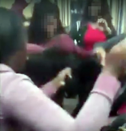 O eleva a fost filmata in timp ce era batuta de alte zece fete. Ce a postat victima pe Facebook dupa incident