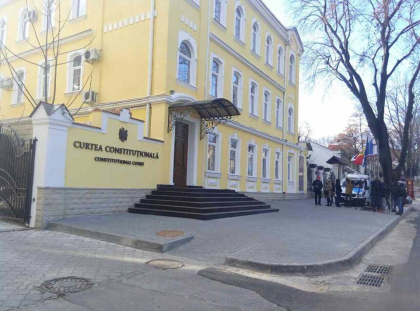 Zeci de politisti, in jurul cladirii Curtii Constitutionale, acolo unde urmeaza ca magistratii sa se expuna asupra scrutinului prezidential - FOTO Zeci de politisti, in jurul cladirii Curtii Constitutionale, acolo unde urmeaza ca magistratii sa se expuna asupra scrutinului prezidential - FOTO