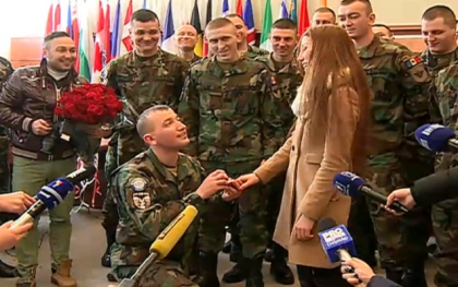 A promis ca o va face cand va veni inapoi si s-a tinut de cuvant! Un militar care s-a intors astazi din Kosovo si-a cerut iubita de sotie chiar la ceremonia de revenire - GALERIE FOTO A promis ca o va face cand va veni inapoi si s-a tinut de cuvant! Un militar care s-a intors astazi din Kosovo si-a cerut iubita de sotie chiar la ceremonia de revenire - GALERIE FOTO