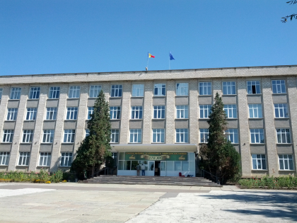Directorul Colegiului de Vinificatie si Viticultura, retinut: ar fi incercat sa vanda terenuri care apartin institutiei. Schema pusa la cale Directorul Colegiului de Vinificatie si Viticultura, retinut: ar fi incercat sa vanda terenuri care apartin institutiei. Schema pusa la cale