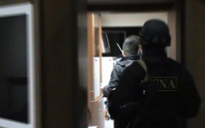 Procurorii cer mandate de arestare pentru angajatii vamali retinuti de CNA Procurorii cer mandate de arestare pentru angajatii vamali retinuti de CNA