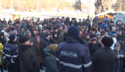 Ziua protestelor la Parlament. Si zeci de pensionari s-au adunat in fata institutiei pentru a-si arata nemultumirea fata de modificarile la noua lege a pensiilor: "sunt niste dihori care au imputit cladirea" - FOTO