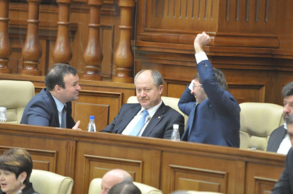 Cum au fost surprinsi astazi la Parlament alesii poporului - GALERIE FOTO