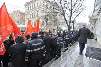 Proteste la ANRE, acolo unde are loc examinarea proiectului de aprobare a pretului reglementat pentru energia electrica. Deputati socialisti, printre manifestanti - GALERIE FOTO