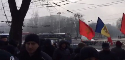 "Tinerii Moldovei" protesteaza impotriva investirii presedintelui ales: "Dodon si partidul lui, rusinea poporului" - LIVE VIDEO 