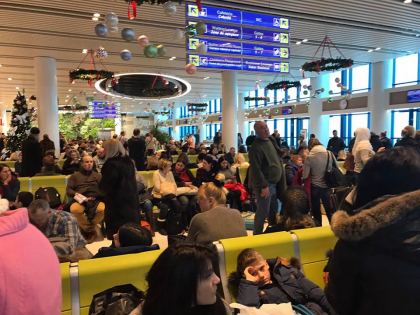 Haos pe Aeroportul International din Chisinau din cauza cetii: Zeci de pasageri nu pot pleca - GALERIE FOTO