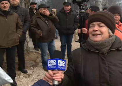 URMARESTE LIVE. Zeci de oameni protesteaza impotriva investirii presedintelui ales Igor Dodon: "a venit sa spurce monumentul". Pe strazile adiacente, ambuteiaje infernale