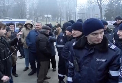 Igor Dodon a depus flori la monumentul lui Stefan cel Mare, iar intre timp zeci de oameni protesteaza acolo si striga "Jos Dodon"