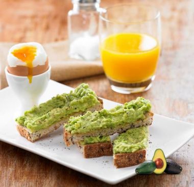 Toast cu avocado si oua fierte moi