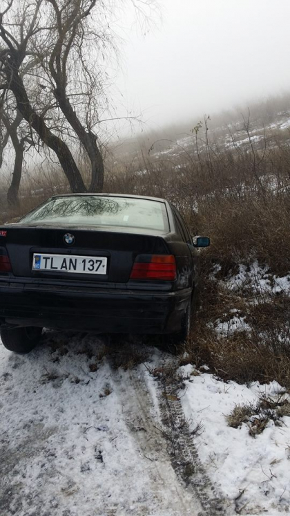 Si ... s-a dus! Soferul unui BMW a derapat pe sosea si a ajuns cu masina intr-un sant - GALERIE FOTO Si ... s-a dus! Soferul unui BMW a derapat pe sosea si a ajuns cu masina intr-un sant - GALERIE FOTO