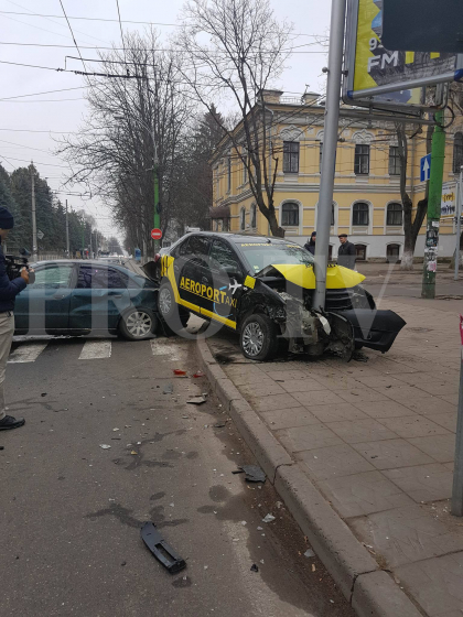 Accident spectaculos pe o strada din capitala: Un taxi " s-a catarat" pe un Audi si a ajuns intr-un pilon - GALERIE FOTO Accident spectaculos pe o strada din capitala: Un taxi " s-a catarat" pe un Audi si a ajuns intr-un pilon - GALERIE FOTO