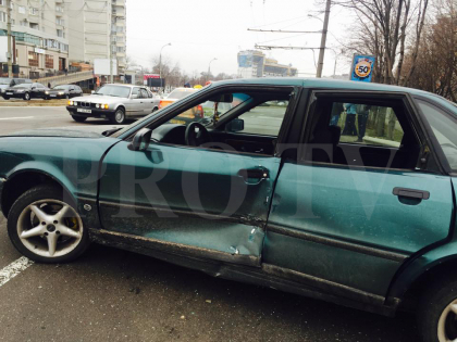 Accident pe Viaduct intre un Audi si un BMW. In unul dintre automobile se aflau 7 persoane, intre care 2 copii - GALERIE FOTO Accident pe Viaduct intre un Audi si un BMW. In unul dintre automobile se aflau 7 persoane, intre care 2 copii - GALERIE FOTO