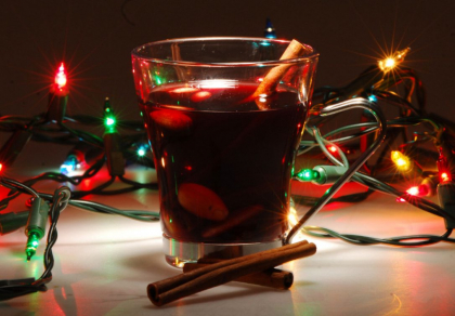 Iti place vinul fiert si vrei sa-ti uimesti invitatii? Incearca reteta suedeza de vin fiert cu whiskey si rom Iti place vinul fiert si vrei sa-ti uimesti invitatii? Incearca reteta suedeza de vin fiert cu whiskey si rom