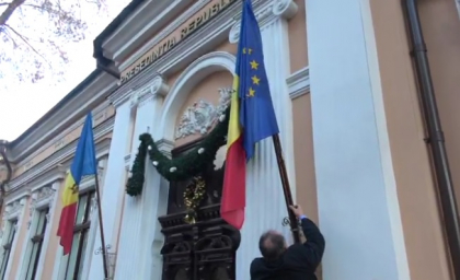 Dupa ce drapelul UE a disparut de la Presedintia Republicii Moldova, deputatii PL au adus altul nou: "Il arboram la locul lui" - GALERIE FOTO