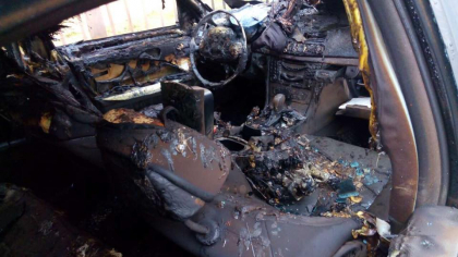 Cum arata Mercedesul care a luat foc azi noapte. Este complet distrus - GALERIE FOTO