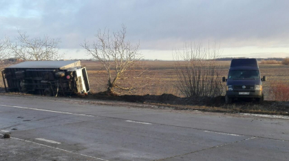 Ghetusul provoaca accidente? Un camion, un microbuz si un automobil au ajuns pe camp - FOTO Ghetusul provoaca accidente? Un camion, un microbuz si un automobil au ajuns pe camp - FOTO