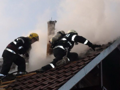Doi barbati si-au piedut viata intr-un incendiu la Glodeni, iar in Cahul, o casa a fost mistuita de flacari - VIDEO cu interventia pompierilor Doi barbati si-au piedut viata intr-un incendiu la Glodeni, iar in Cahul, o casa a fost mistuita de flacari - VIDEO cu interventia pompierilor