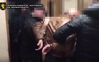 Trei barbati, printre care si un fost procuror din Ucraina, retinuti fiind suspectate de santaj. Schema pusa la cale. Momentul in care sunt incatusati de mascati - VIDEO Trei barbati, printre care si un fost procuror din Ucraina, retinuti fiind suspectate de santaj. Schema pusa la cale. Momentul in care sunt incatusati de mascati - VIDEO