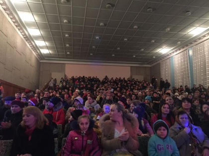 Cu ocazia sarbatorilor de iarna, astazi, in satul Ulmu este organizat un concert. Peste 200 de copii vor primi cadouri de la Mos Craciun - FOTO Cu ocazia sarbatorilor de iarna, astazi, in satul Ulmu este organizat un concert. Peste 200 de copii vor primi cadouri de la Mos Craciun - FOTO