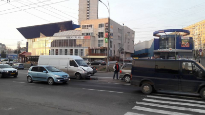 Accident matinal pe o strada din capitala. Ce spun martorii: "Nu a reusit sa franeze la timp" - GALERIE FOTO Accident matinal pe o strada din capitala. Ce spun martorii: "Nu a reusit sa franeze la timp" - GALERIE FOTO