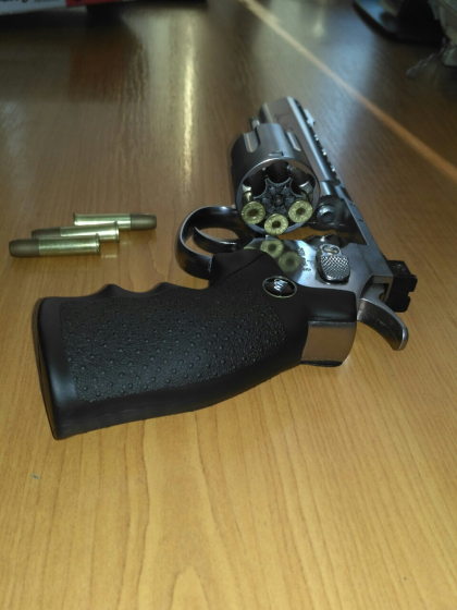Vamesii au depistat un revolver Airsoft intr-un colet transmis pe numele unei moldovence - FOTO Vamesii au depistat un revolver Airsoft intr-un colet transmis pe numele unei moldovence - FOTO