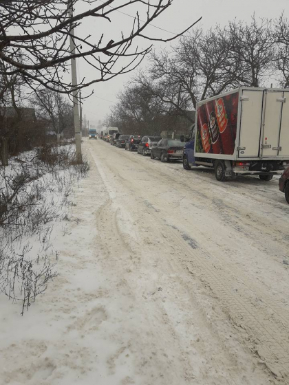 Trafic ingreunat din cauza zapezii. In satul Troita, raionul Anenii Noi se circula bara la bara - FOTO