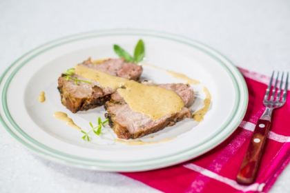 Reteta cu care iti vei da pe spate invitatii: ceafa de porc la cuptor cu usturoi si sos de legume! Reteta cu care iti vei da pe spate invitatii: ceafa de porc la cuptor cu usturoi si sos de legume!