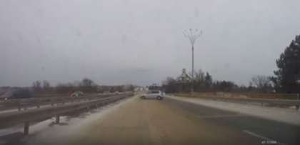 Strazile s-au transformat in patinoar. Momentul in care un Volkswagen Polo derapeaza din cauza ghetusului si se izbeste de gardul de protectie - VIDEO
