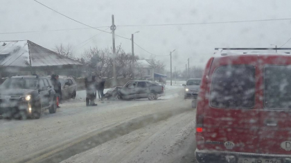 Noi detalii despre accidentul de la Orhei: O femeie si doi copii au ajuns la spital dupa ce masina in care se aflau s-a izbit frontal de o KIA - FOTO